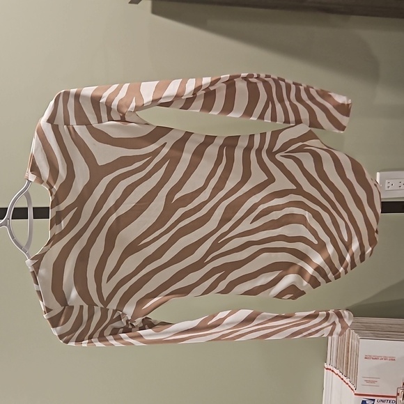 NEW! MICHAEL KORS Zebra Animal Print LS One-Piece Rash Guard Style Swimsuit 4. - Picture 5 of 5
